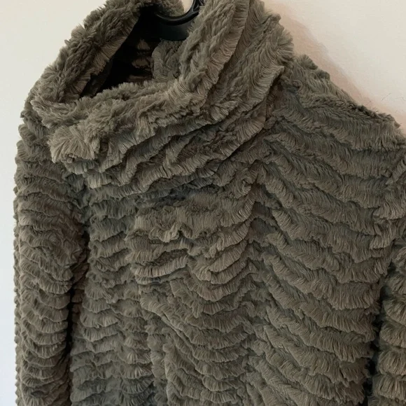 Patagonia Green Pelage Faux Fur Jacket - Picture 3 of 8